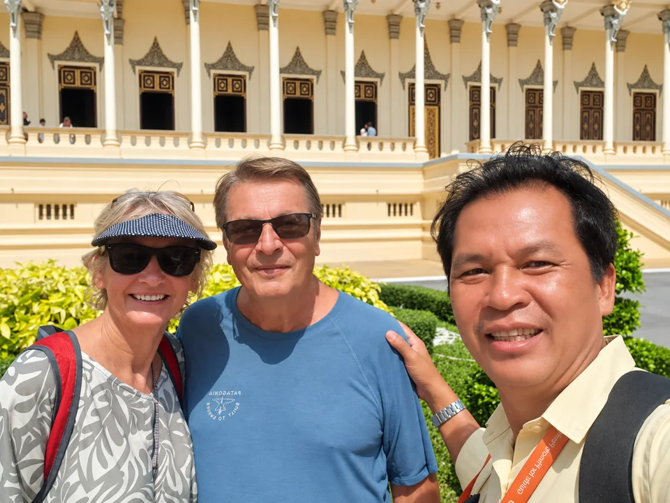 The local guide with two guests near the palace