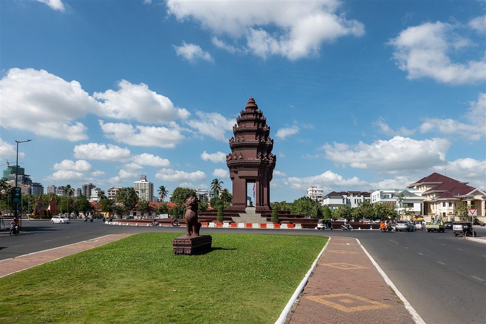 Independence Monument under a blue sky